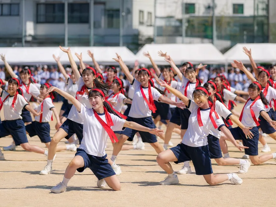体育祭で踊る生徒たち